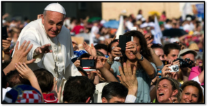 Papa con jóvenes - multitud